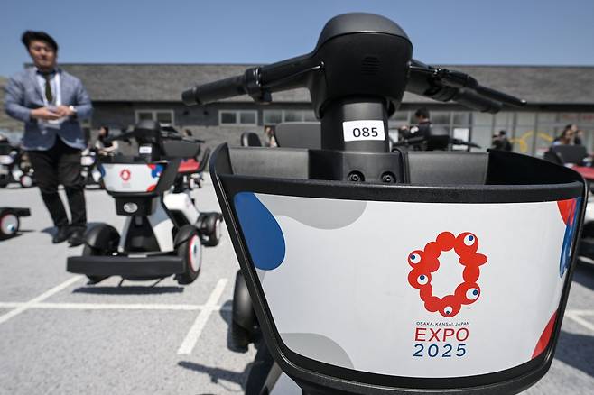2025 오사카 엑스포 행사장에서 방문객을 도울 사륜 전동차[AFP]
