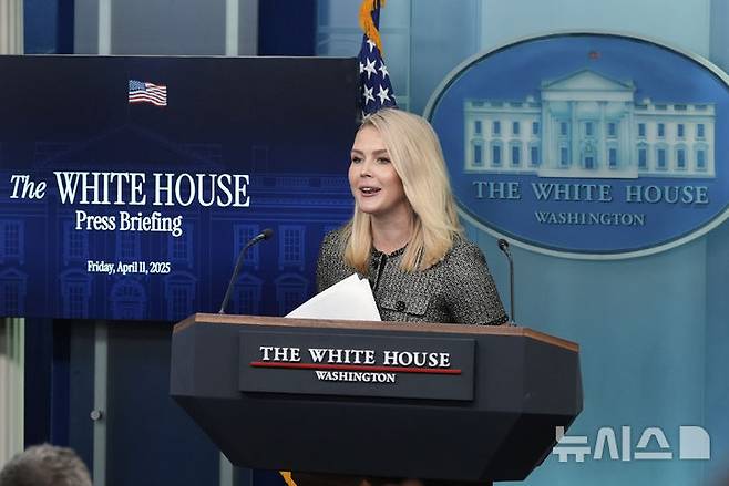 [워싱턴=AP/뉴시스]캐롤라인 레빗 미국 백악관 대변인이 11일(현지 시간) 정례브리핑에서 취재진 질문에 답하고 있다. 2025.04.12.