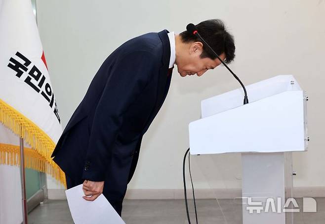 [서울=뉴시스] 고범준 기자 = 오세훈 서울시장이 12일 서울 영등포구 국민의힘 중앙당사에서 제21대 대통령 선거 관련 긴급 기자회견을 하기 전 인사하고 있다. 2025.04.12. bjko@newsis.com