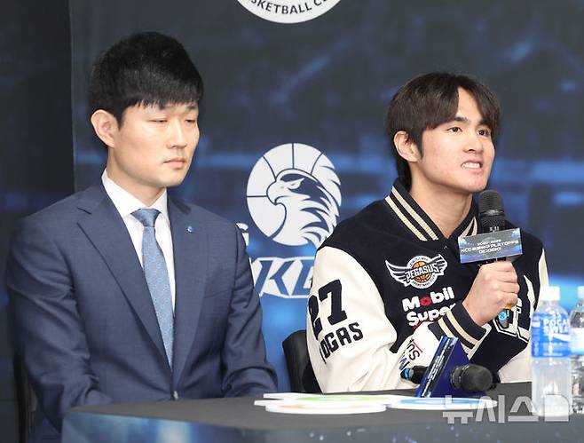 [서울=뉴시스] 김명년 기자 = 대구 한국가스공사 샘 조세프 벨란겔이 지난 10일 오전 서울 강남구 KBL센터에서 열린 2024-2025 KCC 프로농구 플레이오프 미디어데이에서 출사표를 던지고 있다. 2025.04.10. kmn@newsis.com