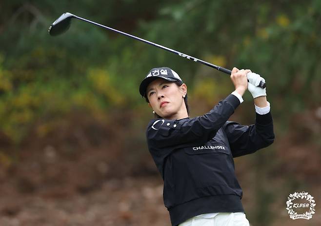 [서울=뉴시스] 박주영이 12일 경북 구미 골프존카운티선산CC에서 열린 KLPGA투어 iM금융오픈 3라운드 4번 홀에서 티샷을 하고 있다. (사진=KLPGA 제공) 2025.04.12. *재판매 및 DB 금지