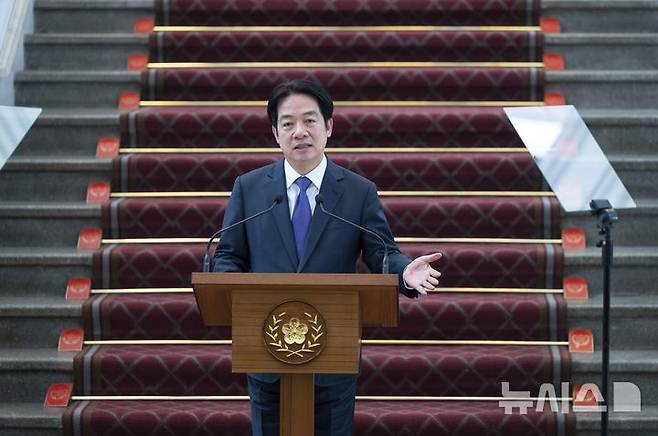 [타이베이(대만)=AP/뉴시스]라이칭더(賴淸德) 대만 총통이 2월14일 타이베이 총통부에서 도널드 트럼프 미 대통령의 관세에 대한 안보회의 후 기자회견을 열고 있다. 대만 정부는 12일 미국과 첫 관세 협상을 했으며 "강력하고 안정적인" 무역 관계를 구축하기 위한 더 많은 회담을 기대한다고 말했다고 대만 중앙통신(CNA)이 보도했다. 2025.04.12.