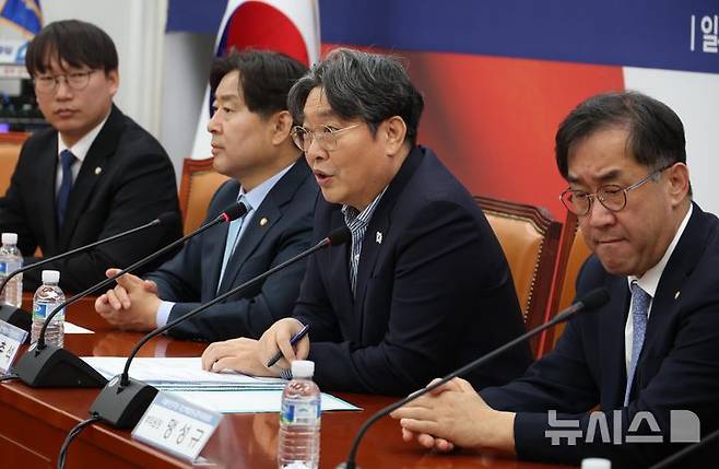 [서울=뉴시스] 조성봉 기자 = 이춘석 더불어민주당 대선특별당규준비위원장이 9일 오후 서울 여의도 국회에서 열린 민주당 대선특별당규준비위원회 제1차회의에서 발언을 하고 있다. 2025.04.09. suncho21@newsis.com