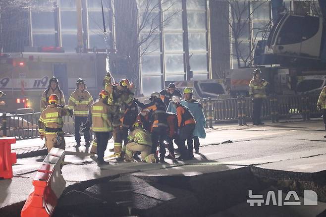 [광명=뉴시스] 12일 오전 4시27분 경기 광명시 일직동 신안산선 복선전철 5-2공구 붕괴 현장에 고립됐던 작업자를 소방관이 구조하고 있다. (사진=경기도소방재난본부 제공) 2025.4.12. photo@newsis.com *재판매 및 DB 금지