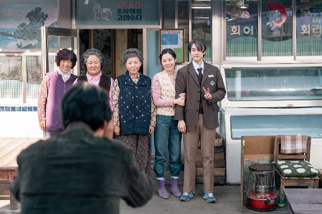 '폭싹 속았수다'는 제주에서 태어난 청년 오애순(아이유)과 청년 양관식(박보검)의 모험 가득한 일생을 사계절에 걸쳐 그려낸다. 이야기는 1960년부터 2025년까지의 흐름 속에서 중년 오애순(문소리)과 중년 양관식(박해준)의 삶까지 함께 조명한다. 넷플릭스 제공