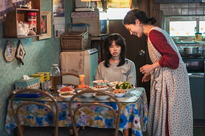 배우 문소리는 극 중 관식이 계란말이를 좋아하게 된 배경에 대해 "그 시대 도시락 반찬으로 계란은 영양가 있는 단백질이었고, 섬이라는 환경에서 육고기가 귀하다 보니 중요한 반찬으로 생각했을 것"이라고 밝혔다. 넷플릭스 제공