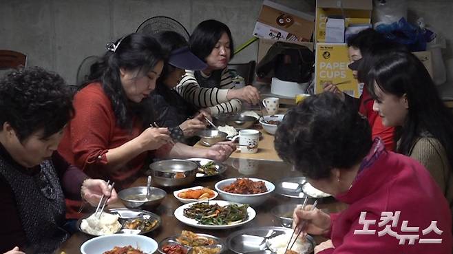 미화 노동자들의 점심 식사 모습. 김현주 크리에이터