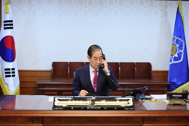 한덕수 대통령 권한대행 국무총리가 8일 정부서울청사 집무실에서 도널드 트럼프 미국 대통령과 전화 통화를 하고 있다. 총리실 제공