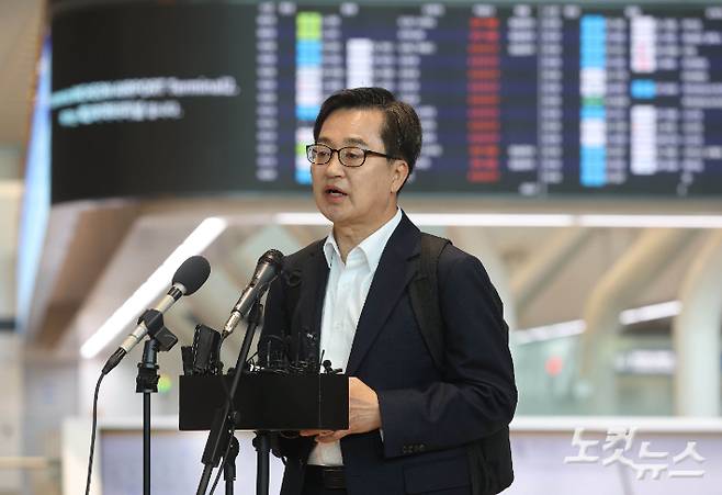 김동연 경기도지사가 9일 오전 인천공항 2터미널에서 '제21대 대통령선거' 출마 선언을 하고 있다. 황진환 기자