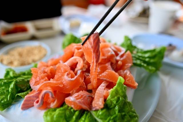 전국 최초로 바다송어 양식에 성공한 충남 홍성군 남당항에서 19일 바다송어축제가 열린다. 사진은 바다송어 음식 모습. 홍성군 문화관광 홈페이지