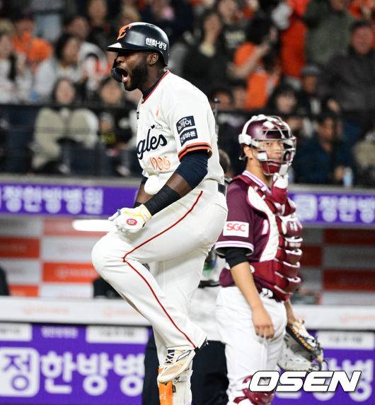 [OSEN=대전, 지형준 기자] 11일 오후 대전 한화생명볼파크에서 2025 신한 SOL Bank KBO리그 한화 이글스와 키움 히어로즈의 경기가 열렸다.이날 한화는 류현진, 키움은 김윤하를 선발로 내세웠다.7회말 무사에서 한화 플로리얼이 몬스터월을 넘기는 좌월 솔로포를 날리며 기뻐하고 있다. 2025.04.11 / jpnews@osen.co.kr