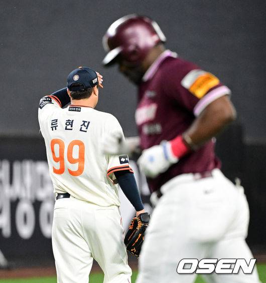 [OSEN=대전, 지형준 기자] 11일 오후 대전 한화생명볼파크에서 2025 신한 SOL Bank KBO리그 한화 이글스와 키움 히어로즈의 경기가 열렸다.이날 한화는 류현진, 키움은 김윤하를 선발로 내세웠다.4회초 무사에서 한화 류현진이 키움 푸이그를 우익수 플라이로 처리하고 있다. 2025.04.11 / jpnews@osen.co.kr