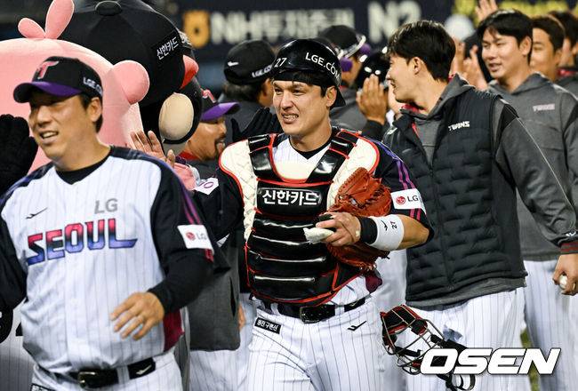 [OSEN=잠실, 조은정 기자]프로야구 LG 트윈스가 염경엽 감독의 퇴장 악재에도 두산 베어스와 '잠실 라이벌전'에서 승리했다. LG는 11일 서울 잠실구장에서 열린 2025시즌 KBO리그 두산과의 경기에서 5-2 역전승을 거뒀다. LG 박동원이 승리를 기뻐하고 있다. 2025.04.11 /cej@osen.co.kr
