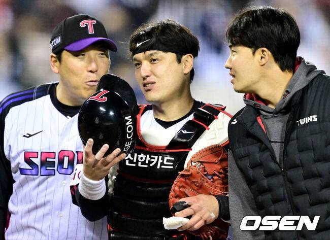 [OSEN=잠실, 조은정 기자]프로야구 LG 트윈스가 염경엽 감독의 퇴장 악재에도 두산 베어스와 '잠실 라이벌전'에서 승리했다. LG는 11일 서울 잠실구장에서 열린 2025시즌 KBO리그 두산과의 경기에서 5-2 역전승을 거뒀다. 김현수, 박동원, 임찬규가 승리를 기뻐하고 있다. 2025.04.11 /cej@osen.co.kr