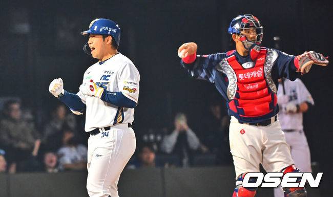 [OSEN=부산, 이석우 기자] 11일 부산 사직야구장에서 2025 신한 SOL 뱅크 KBO 리그 롯데 자이언츠와 NC 다이노스의 경기가 열린다. 주말 3연전 동안 NC 다이노스가 창원NC파크 대신 사직야구장을 홈구장으로 사용한다. 홈팀 NC는 김태경, 방문팀 롯데는 박세웅이 선발 출전 했다.NC 다이노스 오영수가 6회말 2사 2,3루 중월 동점 3점 홈런을 치고 하이파이브를 하고 있다. 2025.04.11 / foto0307@osen.co.kr
