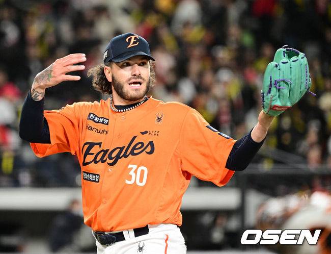 [OSEN=대전, 최규한 기자] 28일 오후 대전 한화생명 볼파크에서 ‘2025 신한 SOL Bank KBO리그’ 한화 이글스와 KIA 타이거즈의 경기가 열렸다.대전 신구장 첫 공식경기를 갖는 홈팀 한화는 코디 폰세, 방문팀 KIA는 제임스 네일을 선발로 내세웠다.5회초 KIA 공격을 무실점으로 막아낸 한화 선발 폰세가 더그아웃으로 향하며 동료들을 부르고 있다. 2025.03.28 / dreamer@osen.co.kr