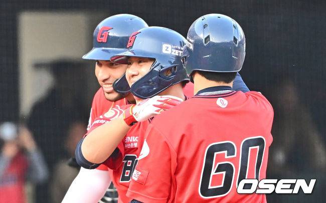 [OSEN=부산, 이석우 기자] 6일 부산 사직야구장에서 2025 신한 SOL 뱅크 KBO 리그 롯데 자이언츠와 두산 베어스의 경기가 열렸다. 홈팀 롯데는 데이비슨이, 방문팀 두산은 김유성이 선발로 출전했다.롯데 자이언츠 김민성이 7회말 1사 2,3루 좌월 3점 홈런을 치고 하이파이브를 하고 있다. 2025.04.06 / foto0307@osen.co.kr