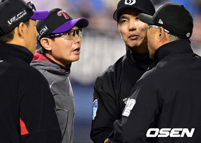 [OSEN=잠실, 조은정 기자]11일 오후 서울 송파구 잠실야구장에서 ‘2025 신한 SOL Bank KBO리그’ LG 트윈스와 두산 베어스의 경기가 열렸다.LG가 1-2로 뒤진 5회말 공격. 선두타자 문성주가 좌전 안타로 출루했다. 송찬의는 좌익수 뜬공 아웃, 1사 1루에서 이주헌이 때린 타구는 3루 선상 강습 타구였다. 3루수 강승호가 다이빙캐치로 잡으려다 공이 글러브에 들어갔다 빠졌다. 3루수 강승호가 재빨리 잡아 2루로 던져서 아웃이 됐다.1루주자 문성주는 직선타 아웃이 되는 줄 알고 멈짓 멈짓 하다가 1루 베이스로 돌아왔다. 타자주자 이주헌도 1루 베이스를 밟았다. 두산은 2루수가 1루수에게 던져 1루 베이스에 모인 문성주와 이주헌을 번갈아 태그했다. 이후 심판의 볼데드 선언으로 2사 1루가 됐다. 문성주 아웃. 이주헌은 땅볼로 출루.LG 염경엽 감독이 이영재 1루심에게 강하게 어필하고 있다. 2025.04.11 /cej@osen.co.kr