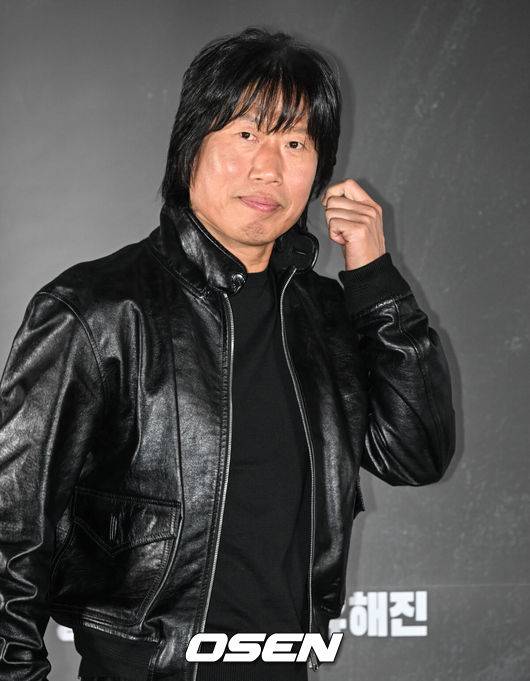 [OSEN=조은정 기자]영화 '야당' 언론배급시사회 및 기자간담회가 7일 서울 강남구 메가박스 코엑스에서 열렸다.‘야당’은 대한민국 마약판을 설계하는 브로커 ‘야당’, 더 높은 곳에 오르려는 ‘검사’, 마약 범죄 소탕에 모든 것을 건 ‘형사’가 서로 다른 목적을 가지고 엮이며 펼쳐지는 범죄 액션 영화다.배우 유해진이 포즈를 취하고 있다. 2025.04.07 /cej@osen.co.kr