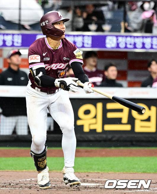 [OSEN=대전, 지형준 기자] 12일 오후 대전 한화생명볼파크에서 2025 신한 SOL Bank KBO리그 한화 이글스와 키움 히어로즈의 경기가 열렸다.이날 한화는 엄상백, 키움은 정현우를 선발로 내세웠다.2회초 2사 2루에서 키움 송성문이 1타점 적시 2루타를 날리고 있다. 2025.04.12 / jpnews@osen.co.kr