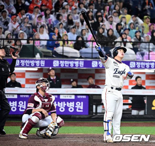 OSEN=대전, 지형준 기자] 12일 오후 대전 한화생명볼파크에서 2025 신한 SOL Bank KBO리그 한화 이글스와 키움 히어로즈의 경기가 열렸다.이날 한화는 엄상백, 키움은 정현우를 선발로 내세웠다.5회말 2사 3루에서 한화 문현빈이 1타점 우익수 오른쪽 적시타 타구를 바라보고 있다. 2025.04.12 / jpnews@osen.co.kr