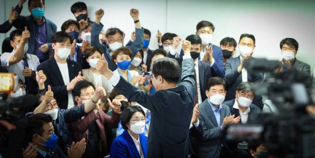 ▲ 경기도지사 선거 개표 결과에 두손을 번쩍 든 김동연 경기도지사. ⓒ김동연