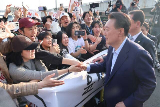 윤석열 전 대통령이 지난 11일&nbsp;서울 용산구 한남동 대통령 관저를 떠나기 앞서 정문 앞에서 지지자들과 인사를 나누고 있다. 연합뉴스