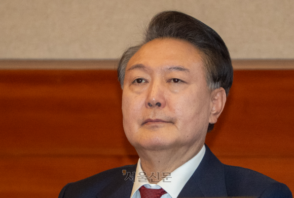 20일 오후 서울 종로구 헌법재판소 대심판정에서 윤석열 대통령의 탄핵심판 10차 변론이 열린 가운데 자리에 앉은 윤 대통령이 생각에 잠겨 있다. 2025.2.20 사진공동취재단