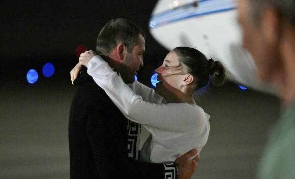 지난 10일 크세니아 카렐리나(33)가 메릴랜드주 앤드루스 공군기지에 도착해 약혼자와 포옹하고 있다. AFP 연합뉴스