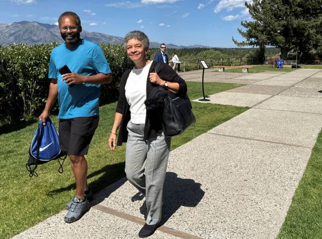 수전 콜린스(오른쪽) 보스톤 연방준비은행 총재가 지난해 8월 24일(현지 시간) 와이오밍주에서 열린 잭슨홀 미팅에 참석해 걸어가고 있다. 로이터연합뉴스