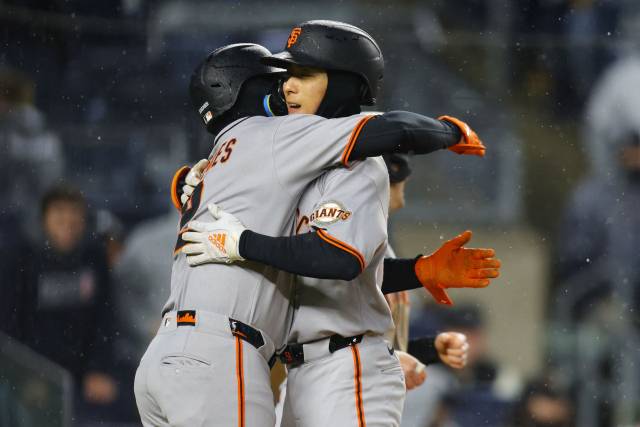 11일 미국 뉴욕의 양키 스타디움에서 열린 야구 경기에서 샌프란시스코 자이언츠 소속 이정후 선수가 시즌 첫 홈런을 친 후 동료 선수의 축하를 받고 있다. AFP연합뉴스