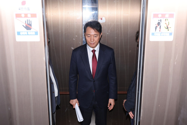 오세훈 서울시장이 12일 오전 서울 여의도 국민의힘 당사에서 가진 긴급 기자회견에서 대선 불출마 선언을 마친 후 회견장을 나서고 있다. 뉴스1