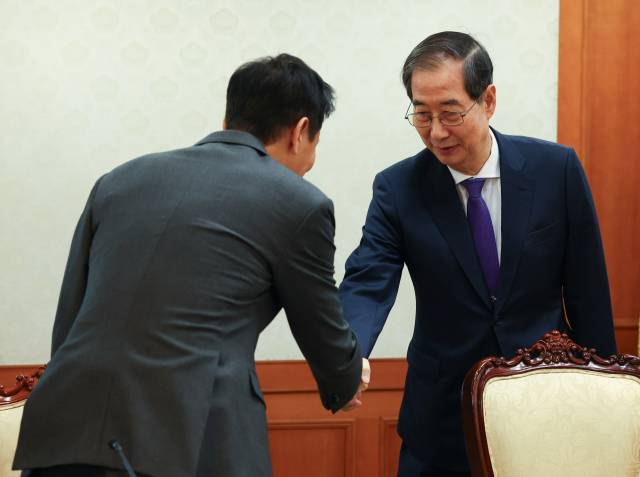 한덕수 대통령 권한대행 국무총리와 오세훈 서울시장이 2일 정부서울청사에서 열린 치안관계 장관회의에서 인사하고 있다. 대통령실통신사진기자단