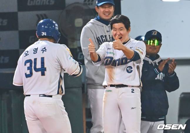 NC 오영수(왼쪽)가 6회 3점 홈런을 기록한 후 주장 박민우의 축하를 받고 있다.