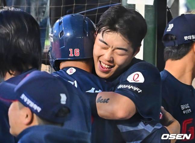 롯데 김민성(왼쪽)이 11일 사직 NC전에서 1회 득점 후 고승민과 포옹하고 있다.