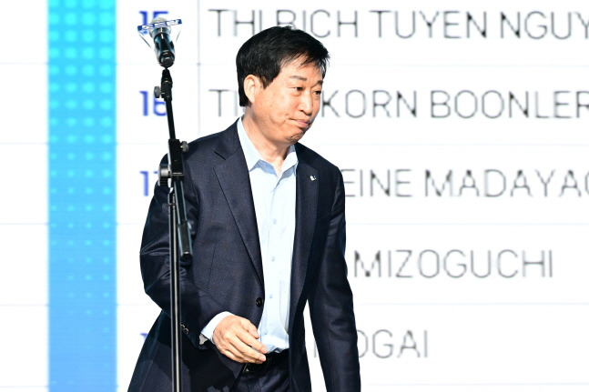 김호철 IBK기업은행 감독이 지명권을 행사하고 있다. /사진=KOVO 제공