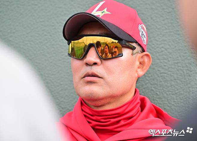 28일 오후 일본 오키나와 구시가와 구장에서 열리는 KT 위즈와 SSG 랜더스의 연습경기, SSG 이숭용 감독이 취재진과 대화를 나누고 있다. 엑스포츠뉴스 DB