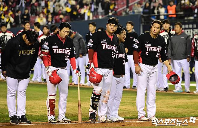 4일 오후 서울 송파구 잠실야구장에서 열린 '2025 신한 SOL Bank KBO리그' KIA 타이거즈와 LG 트윈스의 경기, LG가 선발투수 송승기의 5이닝 2실점 호투와 문보경, 김현수의 7타점 합작에 힘입어 8:2의 스코어로 승리했다.  경기 종료 후 KIA 선수들이 관중석을 향해 인사하고 있다. 엑스포츠뉴스 DB