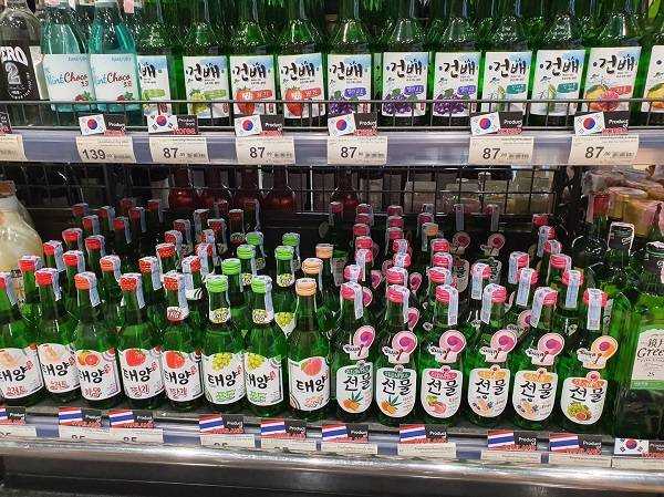 한국 소주를 베낀 동남아시아의 소주 브랜드./사진=김아름 기자 armijjang@