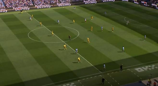 맨체스터 시티 골키퍼 에데르송이 롱패스로 팀동료 제임스 매카시의 골을 어시스트 하고 있다. 사진=중계화면 캡처