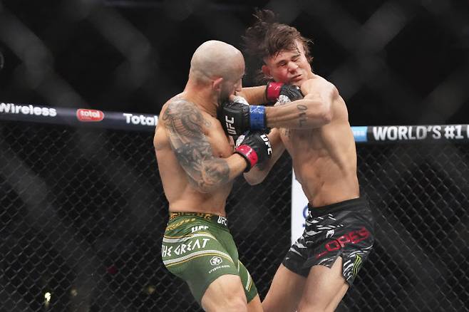 알렉산더 볼카노프스키(왼쪽)가 디에고 로페스의 얼굴에 펀치를 적중시키고 있다. 사진=AP PHOTO