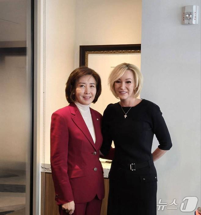 나경원 국민의힘 의원(사진 왼쪽)과 폴라 화이트 목사. (나경원 의원실 제공)