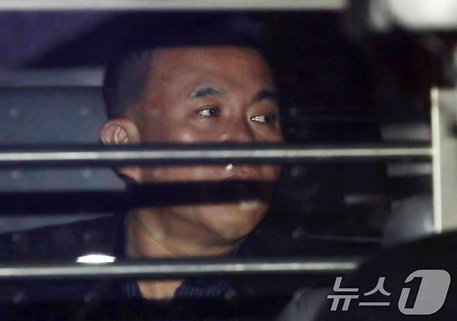 윤석열 대통령 부부 공천 개입 의혹의 핵심 인물인 명태균 씨가 2024년 11월 14일 오후 공천을 대가로 정치자금을 주고받은 혐의(정치자금법 위반)로 경남 창원시 성산구 창원지방법원에서 열린 구속 전 피의자 심문(영장실질심사)을 마친 후 대기 장소인 창원교도소로 가기 위해 호송차에 탑승하고 있다. 2024.11.14/뉴스1 ⓒ News1 윤일지 기자