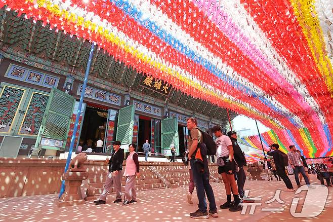 11일 오후 서울 종로구 조계사에 부처남오신날을 앞두고 오색연등이 설치돼 있다. 2025.4.11/뉴스1 ⓒ News1 장수영 기자
