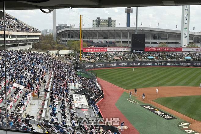 13일 오후 2시 50분경, 총 1만 8700석이 모두 매진됐다. 올 시즌 KT의 세 번째 매진이다.  수원 | 박연준 기자 duswns0628@sportsseoul.com