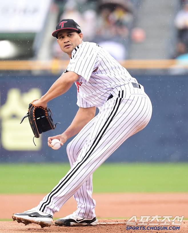 선발 투구하고 있는 LG 치리노스.