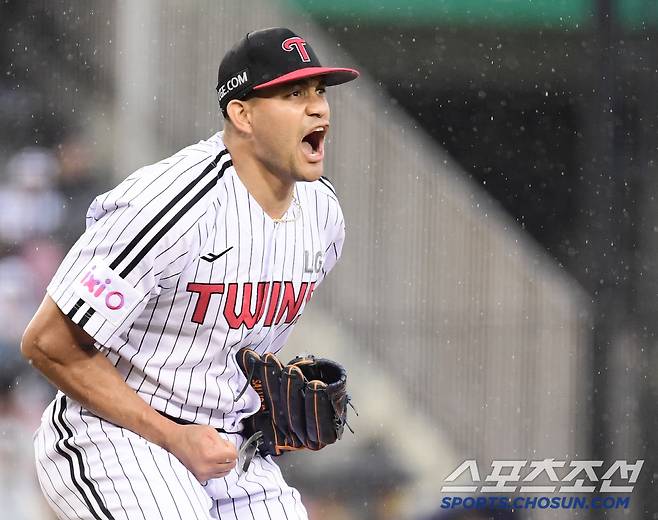 강력한 1선발. KIA 네일의 향기가... 6회 2사 만루. 두산 추재현을 삼진 처리하고 포효하는 치리노스.