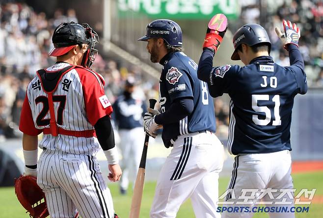 13일 잠실구장에서 열린 LG 트윈스와 두산 베어스의 경기. 4회초 1사 2,3루 두산 케이브가 스리런포를 날린 뒤 환호하고 있다. 잠실=박재만 기자 pjm@sportschosun.com/2025.04.13/