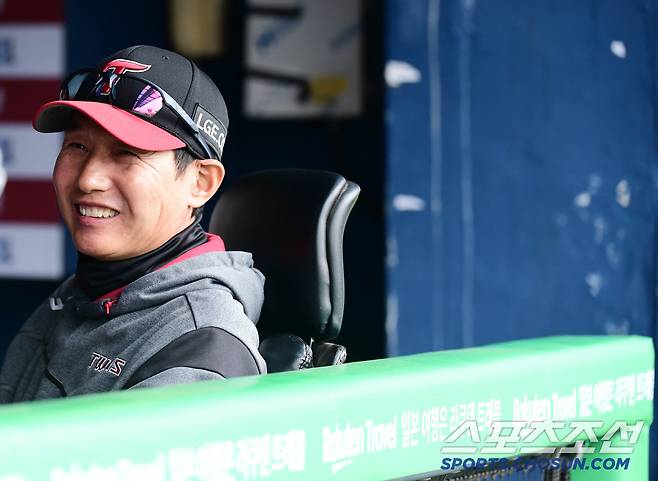 12일 잠실야구장에서 열리는 KBO리그 LG와 두산의 경기. 인터뷰하는 염경엽 감독. 잠실=송정헌 기자songs@sportschosun.com/2025.04.12/