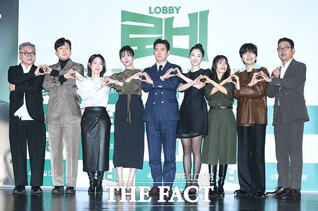 하정우(오른쪽)는 막대한 예산의 국책 사업권을 따기 위해 인생에 오직 일과 연구밖에 없으며 골프는 관심조차 가져본 적 없는 창욱으로 분해 감독이자 배우로서 작품을 이끈다. /장윤석 기자